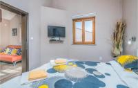 Posteľ alebo postele v izbe v ubytovaní Nice Apartment In Njivice With Wifi