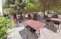 Restauracja lub miejsce do jedzenia w obiekcie Amazing Apartment In Narbonne With Wifi