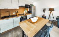 Kuchnia lub aneks kuchenny w obiekcie Amazing Apartment In Narbonne With Wifi