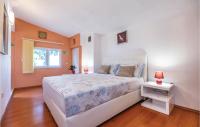 Postel nebo postele na pokoji v ubytování One-Bedroom Holiday Home With Sea View In Makarska