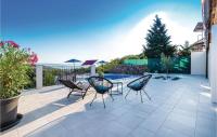 Balkón nebo terasa v ubytování 4 Bedroom Amazing Home In Praputnjak