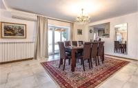 Posezení v ubytování 4 Bedroom Amazing Home In Praputnjak