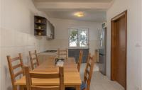 Kuchnia lub aneks kuchenny w obiekcie Lovely Apartment In Njivice With Wifi