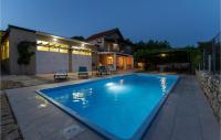 Bazén v ubytování Holiday Home Obrovac I nebo v jeho okolí