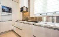 Kuchyňa alebo kuchynka v ubytovaní Cozy Apartment In Crikvenica With Wifi