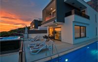 Bazén v ubytování Cozy Home In Makarska With Jacuzzi nebo v jeho okolí