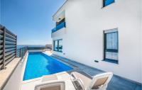 Bazén v ubytování Cozy Home In Makarska With Jacuzzi nebo v jeho okolí
