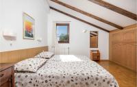 Posteľ alebo postele v izbe v ubytovaní 2 Bedroom Awesome Apartment In Lovran