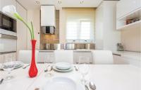 Kuchyňa alebo kuchynka v ubytovaní Cozy Apartment In Crikvenica With Wifi