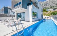 Bazén v ubytování Cozy Home In Makarska With Jacuzzi nebo v jeho okolí