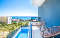 Bazén v ubytování Cozy Home In Makarska With Jacuzzi nebo v jeho okolí