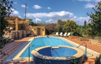 Bazén v ubytovaní Amazing Home In Koroni With Jacuzzi alebo v jeho blízkosti