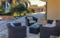 Posedenie v ubytovaní Amazing Home In Koroni With Jacuzzi