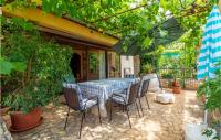 Vonkajšia záhrada v ubytovaní Lovely Apartment In Porec With Wifi