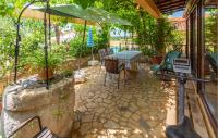 Vonkajšia záhrada v ubytovaní Lovely Apartment In Porec With Wifi
