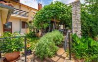 Vonkajšia záhrada v ubytovaní Lovely Apartment In Porec With Wifi