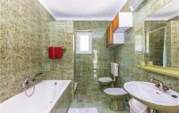 Kúpeľňa v ubytovaní 2 Bedroom Awesome Home In Smrika