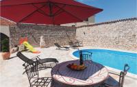 Bazén v ubytovaní Holiday Home Pakostane 12 With Outdoor Swimmingpool alebo v jeho blízkosti