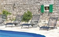 Bazén v ubytovaní Holiday Home Pakostane 12 With Outdoor Swimmingpool alebo v jeho blízkosti