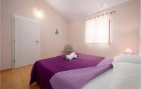 Łóżko lub łóżka w pokoju w obiekcie Three-Bedroom Holiday Home In Tinjan