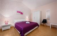 Łóżko lub łóżka w pokoju w obiekcie Three-Bedroom Holiday Home In Tinjan
