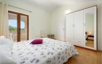 Łóżko lub łóżka w pokoju w obiekcie Three-Bedroom Holiday Home In Tinjan