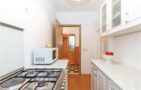 Kuchyňa alebo kuchynka v ubytovaní 2 Bedroom Awesome Home In Smrika