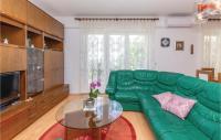 Posedenie v ubytovaní 2 Bedroom Awesome Home In Smrika