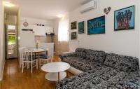 Posezení v ubytování 1 Bedroom Stunning Apartment In Komarna