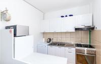 Kuchyň nebo kuchyňský kout v ubytování 1 Bedroom Stunning Apartment In Komarna