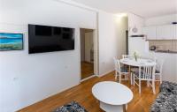 TV a/nebo společenská místnost v ubytování 1 Bedroom Stunning Apartment In Komarna