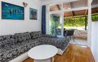 Posezení v ubytování 1 Bedroom Stunning Apartment In Komarna