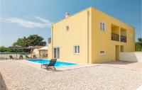 Bazén v ubytovaní 3 Bedroom Lovely Home In Porec alebo v jeho blízkosti
