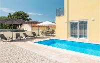 Bazén v ubytovaní 3 Bedroom Lovely Home In Porec alebo v jeho blízkosti