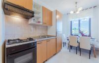 Kuchyňa alebo kuchynka v ubytovaní One-Bedroom Apartment In Gajana