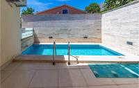 Bazén v ubytovaní Cozy Apartment In Crikvenica With Wifi alebo v jeho blízkosti
