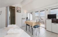 Kuchyňa alebo kuchynka v ubytovaní Nice Apartment In Senj