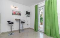 Televízia a/alebo spoločenská miestnosť v ubytovaní Beautiful Apartment In Jadranovo