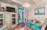 Televízia a/alebo spoločenská miestnosť v ubytovaní 1 Bedroom Awesome Home In Crikvenica