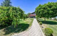 Vonkajšia záhrada v ubytovaní Gorgeous Home In Bjelovar With Sauna