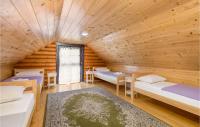 Posteľ alebo postele v izbe v ubytovaní 4 Bedroom Beautiful Home In Otocac