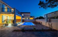 Bazén v ubytovaní Cozy Home In Privlaka alebo v jeho blízkosti