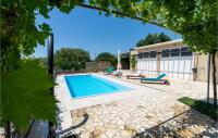 Bazén v ubytování Holiday Home Obrovac I nebo v jeho okolí