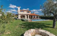 Bazén v ubytování Holiday Home Ulica 1, Maj Ii nebo v jeho okolí