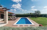 Bazén v ubytování Holiday Home Ulica 1, Maj Ii nebo v jeho okolí