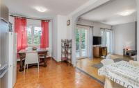Televízia a/alebo spoločenská miestnosť v ubytovaní 5 Bedroom Awesome Home In Povile