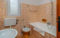 Kúpeľňa v ubytovaní 5 Bedroom Awesome Home In Povile