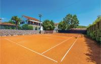 Tenis alebo squash v ubytovaní Cozy Home In Viskovo With Wifi alebo jeho okolí