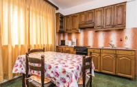 Kuchyňa alebo kuchynka v ubytovaní Beautiful Apartment In Starigrad