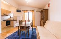 Kuchyňa alebo kuchynka v ubytovaní Beautiful Apartment In Starigrad